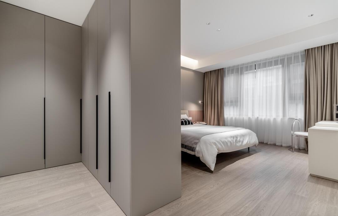 衛生間門對床？巧妙布局來化解！打造舒適衛浴空間隔斷方案